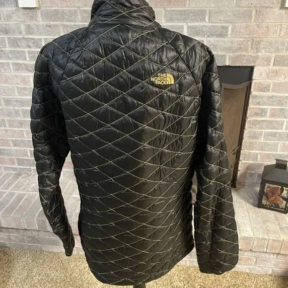 The North Face Women's Black Quilted Puffer Jacket - Picture 3 of 9